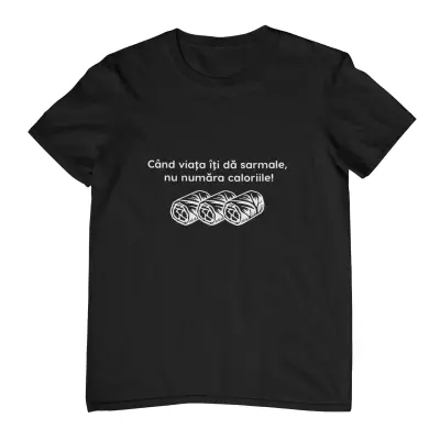 Tricou cu Mesaj Amuzant – „Când Viața Îți Dă Sarmale, Nu Număra Caloriile”